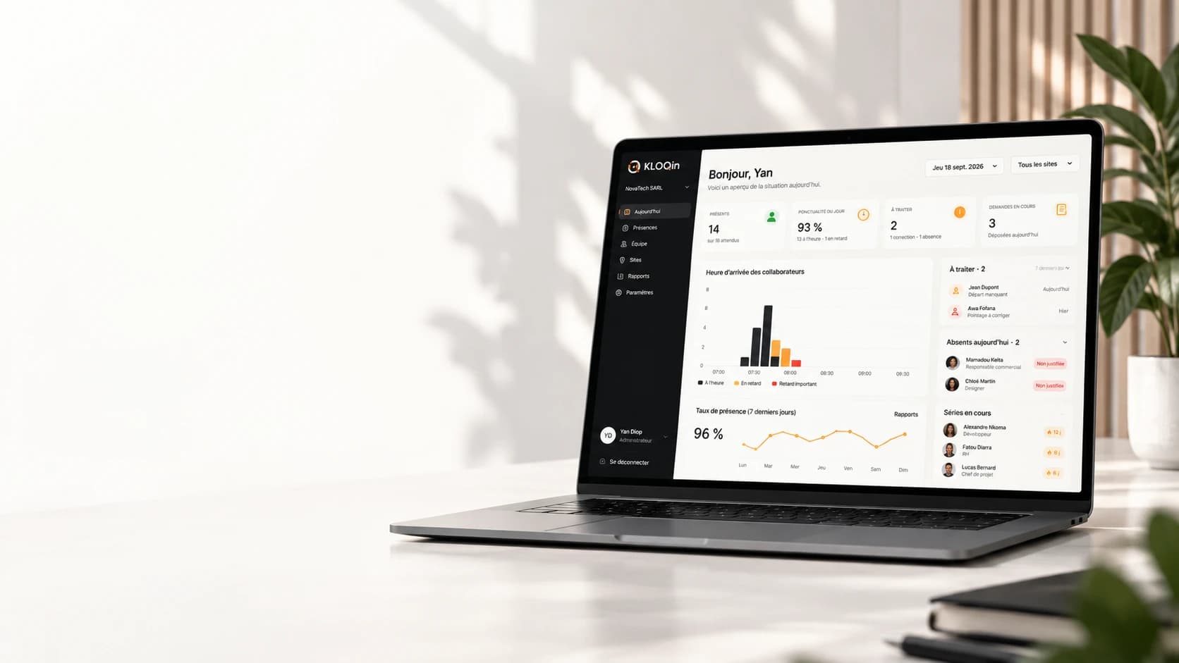 Un ordinateur portable posé sur un bureau clair affiche la console KLOQin : quatorze présents sur dix-huit attendus, 93 % de ponctualité, les heures d’arrivée des collaborateurs et les journées à traiter.